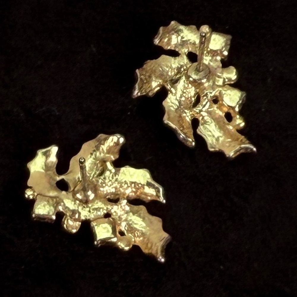 Festive holiday Christmas goldtone, red and green mistletoe pierced earrings - Picture 4 of 4